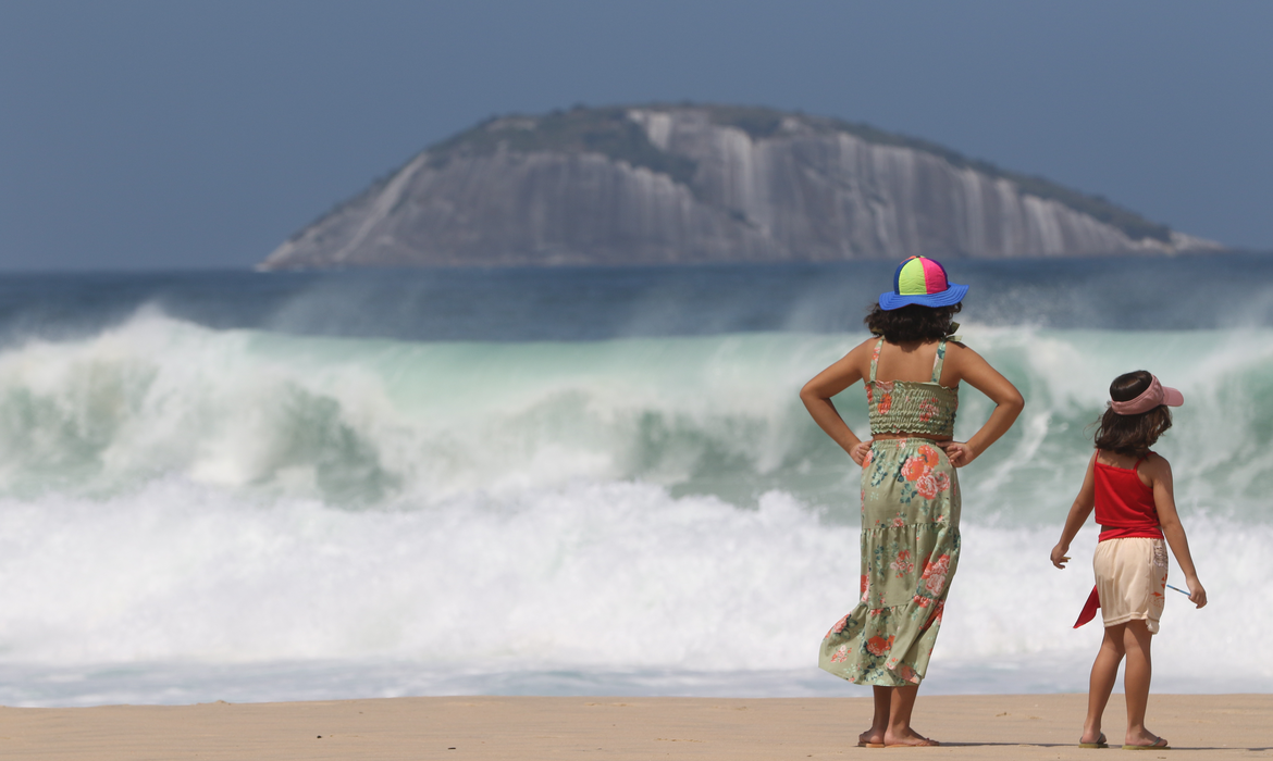 Praias do Rio de Janeiro continuam sob risco de fortes ondas