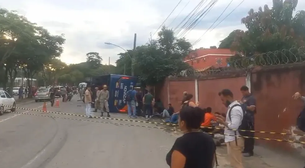 Cerca de 50 pessoas ficam feridas em tombamento de ônibus no RJ