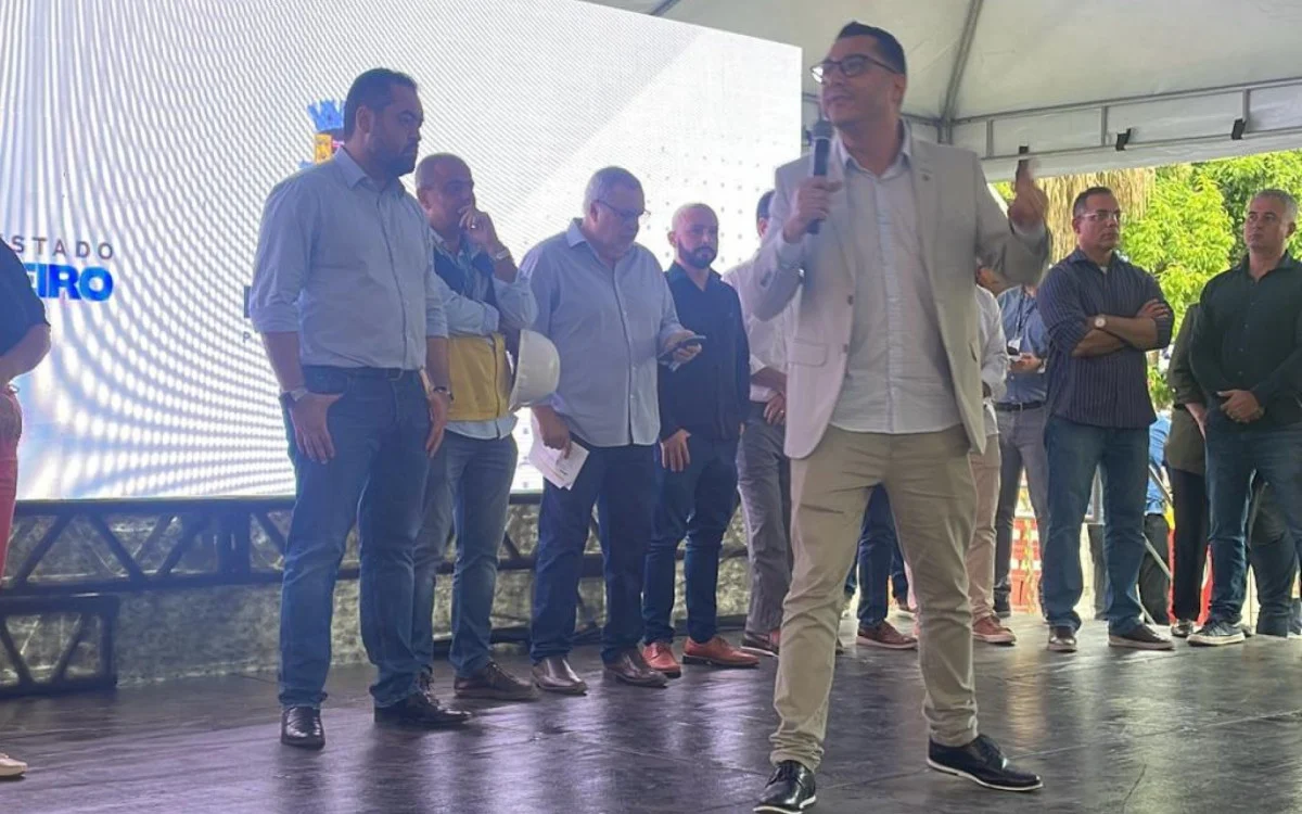 Prefeito Friburgo é vaiado durante evento com Governador