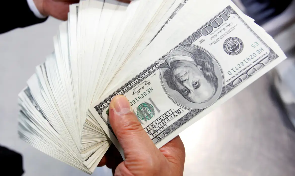 Dólar cai para R$ 4,86 e atinge menor nível desde fim de novembro