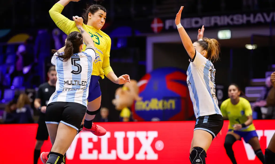 Brasil supera Argentina e continua vivo no Mundial de handebol