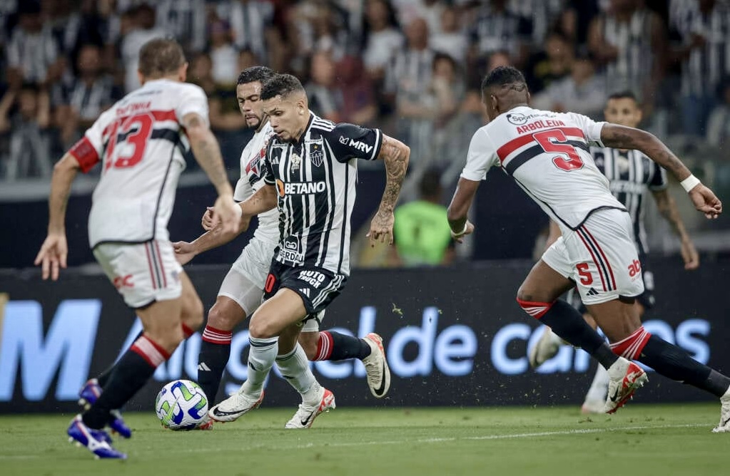 Atlético-MG vence o São Paulo e título será definido na última rodada