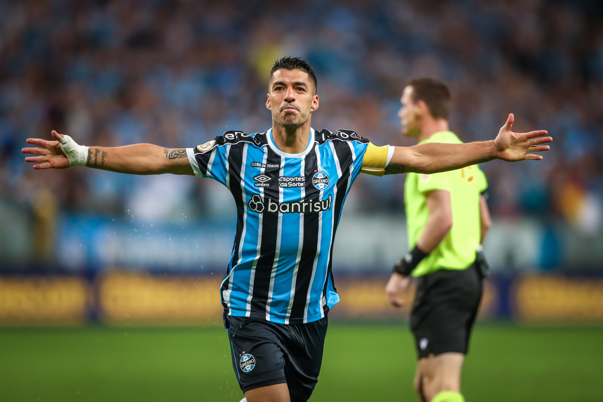 Grêmio derrota o Vasco e volta ao G4 no Brasileirão