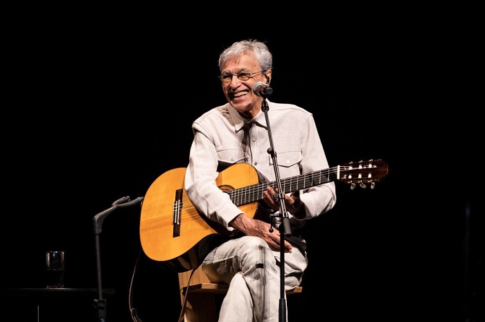 Caetano faz show gratuito em bairro onde morou no subúrbio do Rio