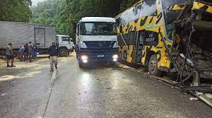 Colisão interdita descida da Serra de Petrópolis