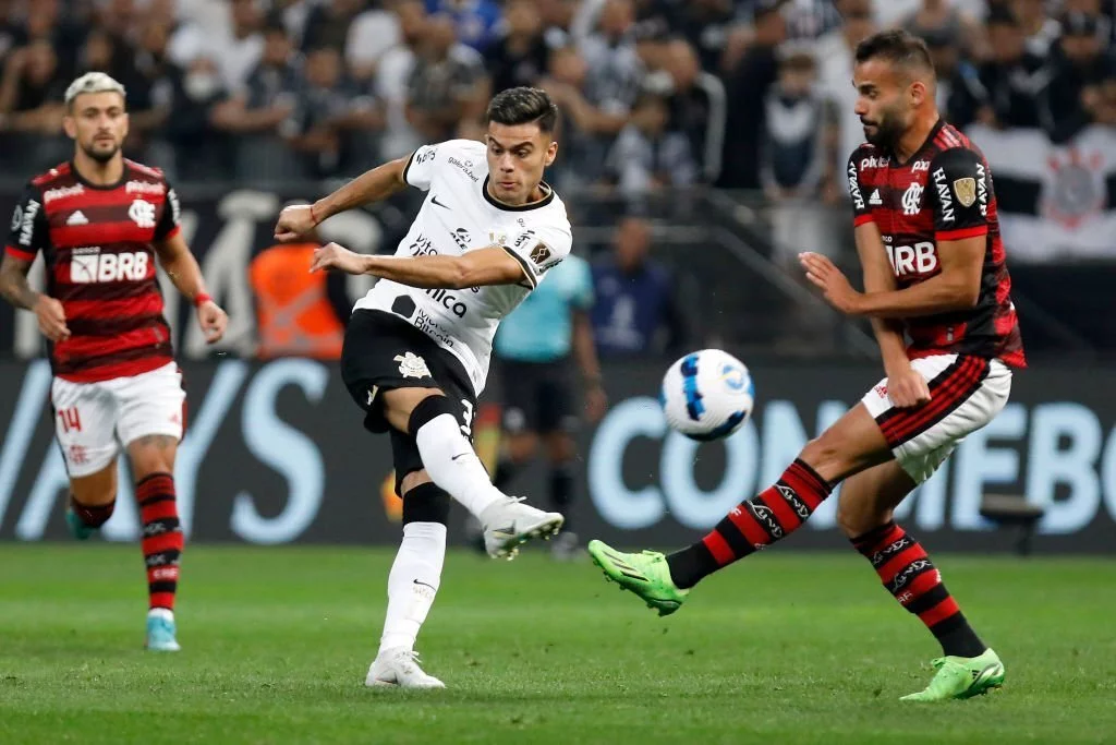 Troca entre Thiago Maia e Fausto Vera segue em curso no Flamengo