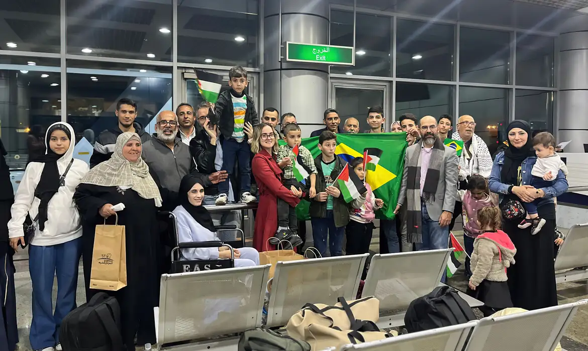 Terceiro grupo de brasileiros repatriados de Gaza deixa o Egito