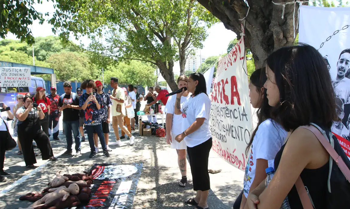 Familiares protestam antes de audiência sobre massacre de Paraisópolis