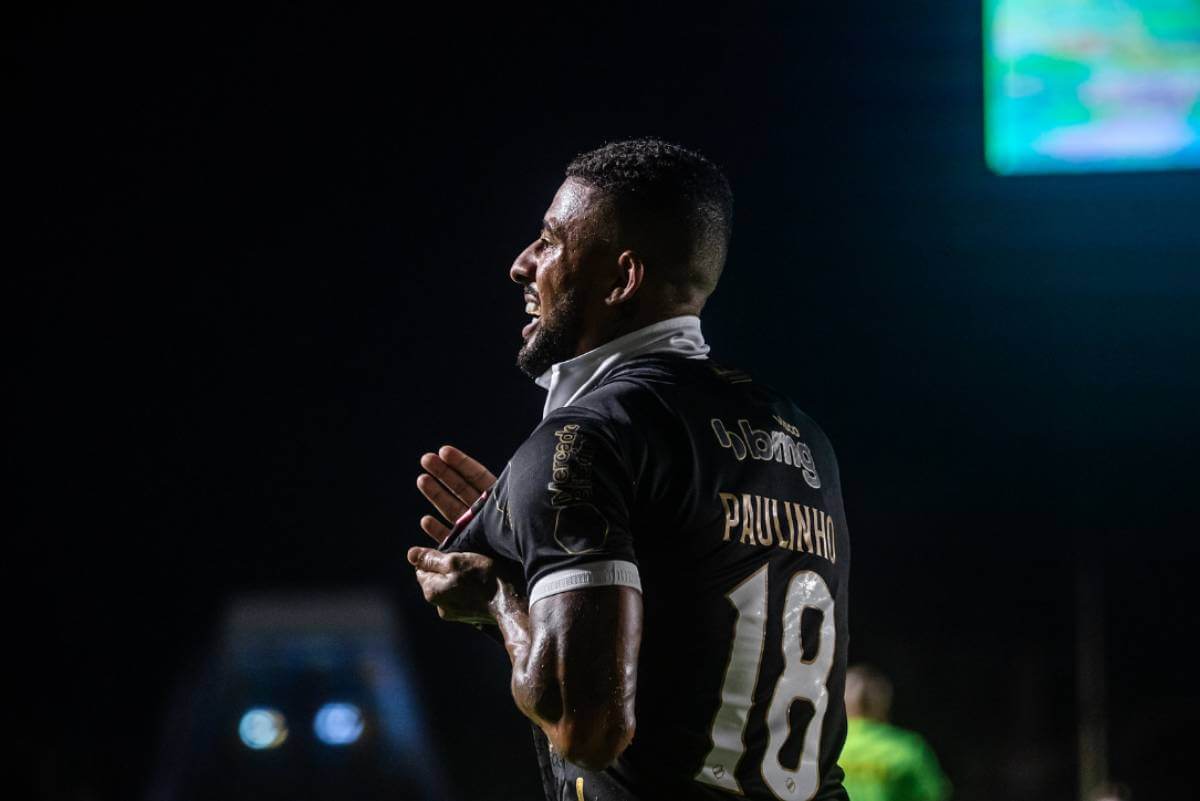 Vasco vence o Bragantino e garante permanência na Série A