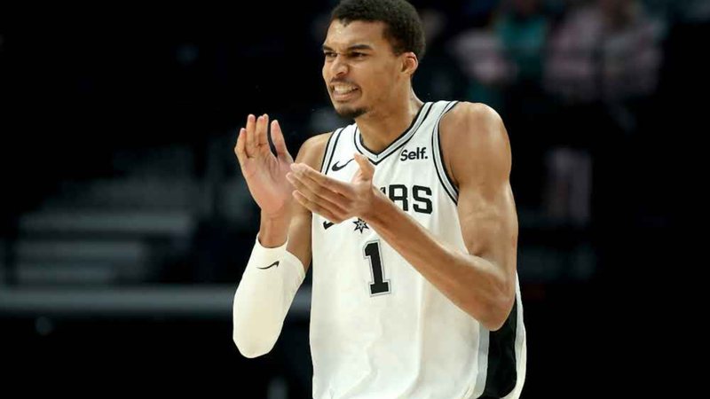 Spurs vence e quebra série negativa na NBA com Show de Wembanyama