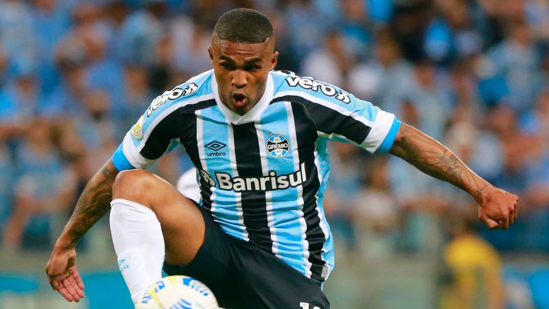 Santos faz proposta para repatriar Douglas Costa