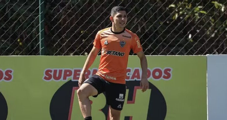 Botafogo faz proposta de U$ 2,5 milhões por 80% dos direitos de Savarino