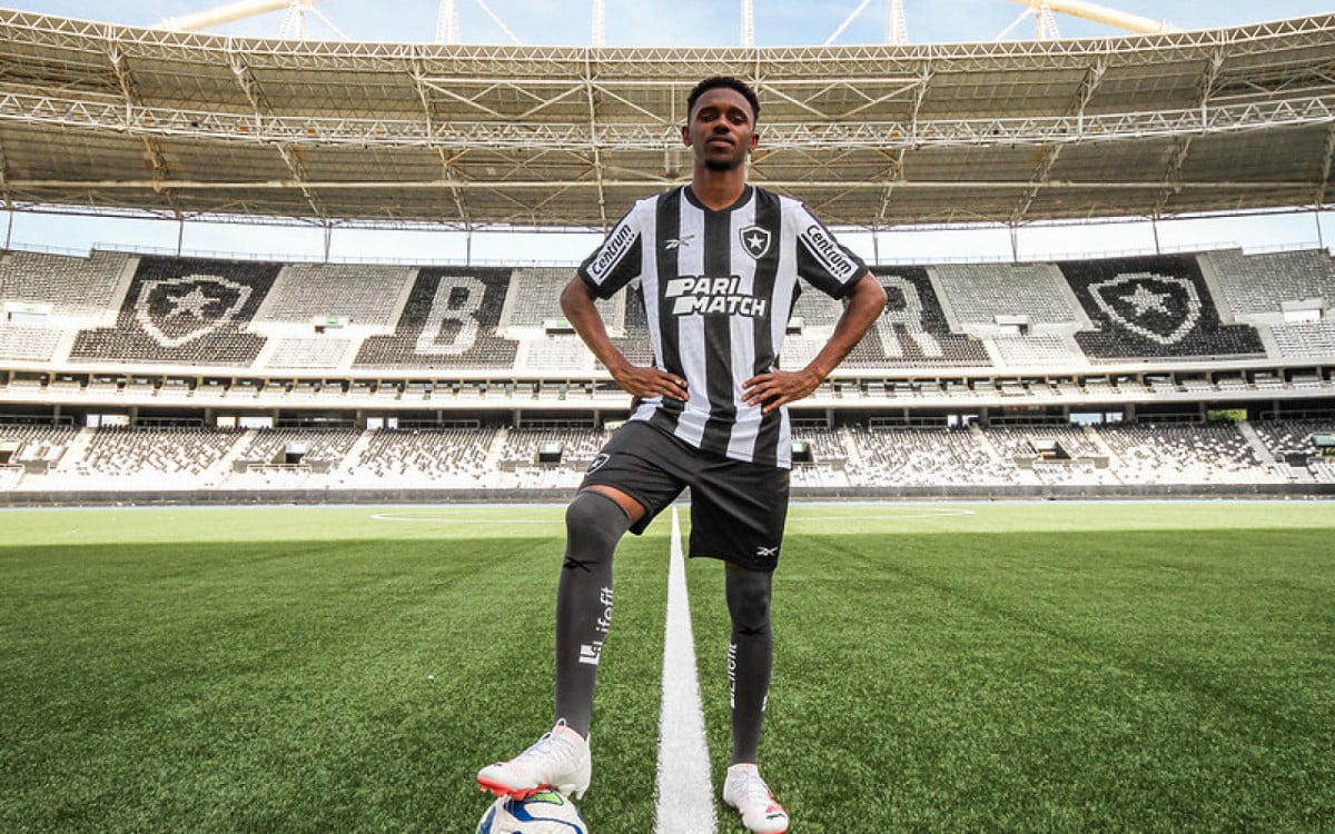 Botafogo anuncia retorno do atacante Jeffinho para 2024