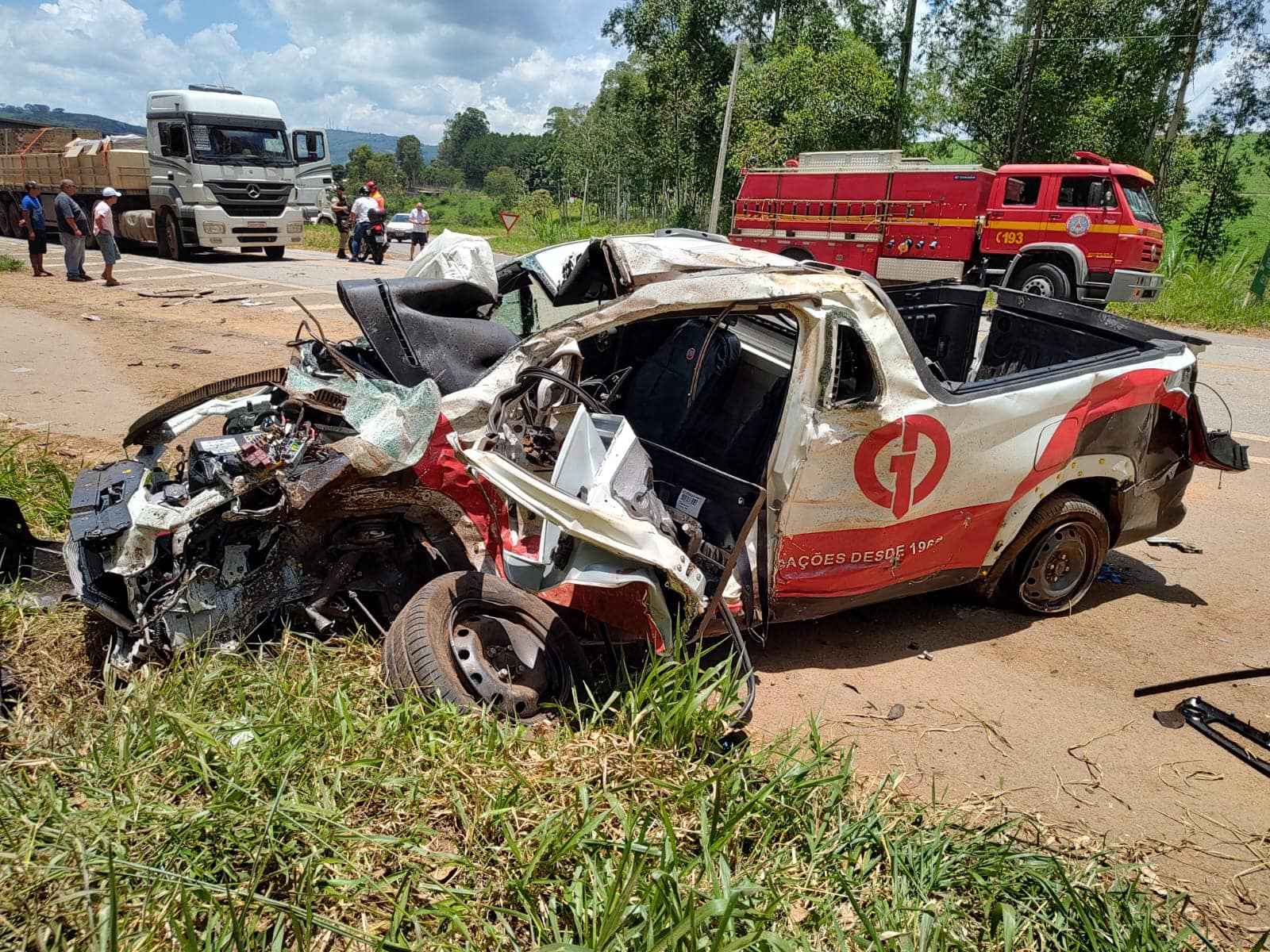 Acidente entre ônibus e caminhonete deixou ao menos 8 mortos em Minas