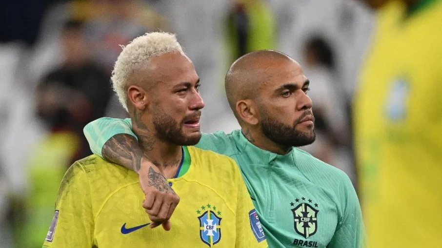 Neymar ajuda em defesa de Daniel Alves com R$800 mil, diz jornal