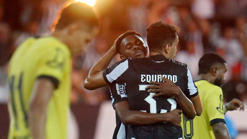 Botafogo vence na estreia do carioca com gol de Jefinho