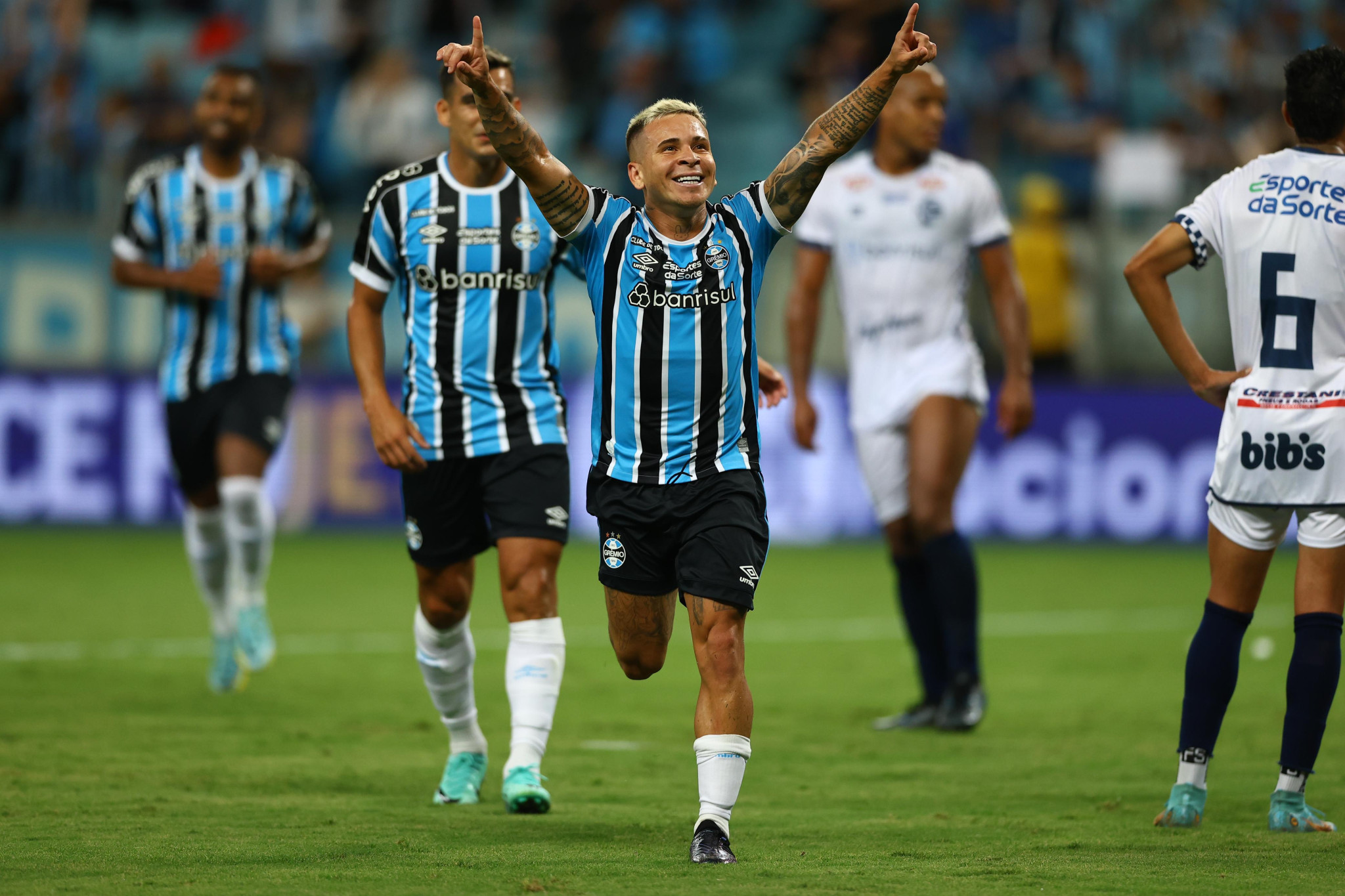 Grêmio goleia o São José com atuação de gala de Soteldo