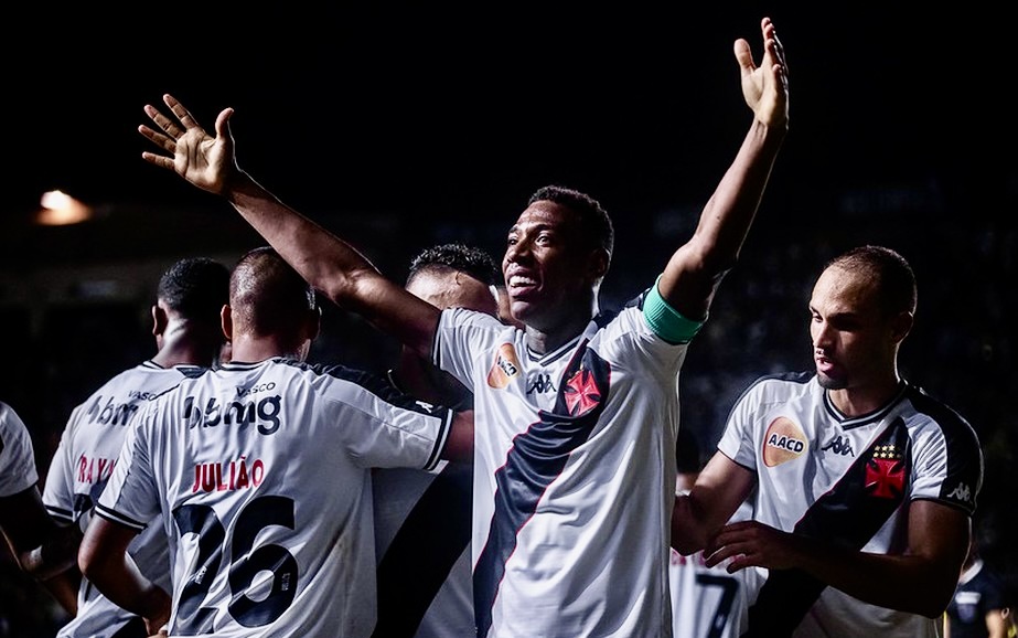 Vasco vence Madureira e assume liderança do Carioca