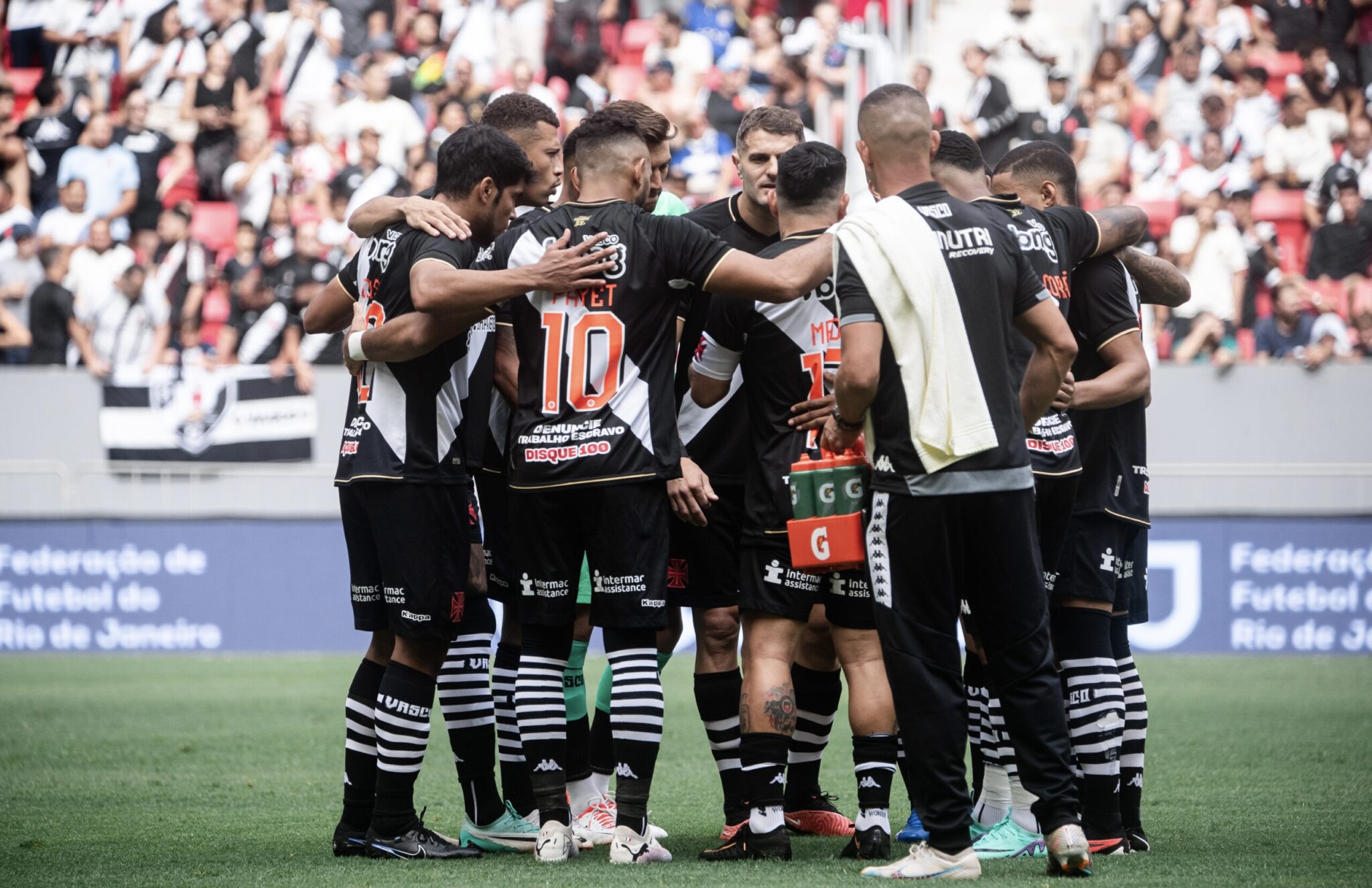 Vasco empata com o Bangu em jogo polémico de arbitragem