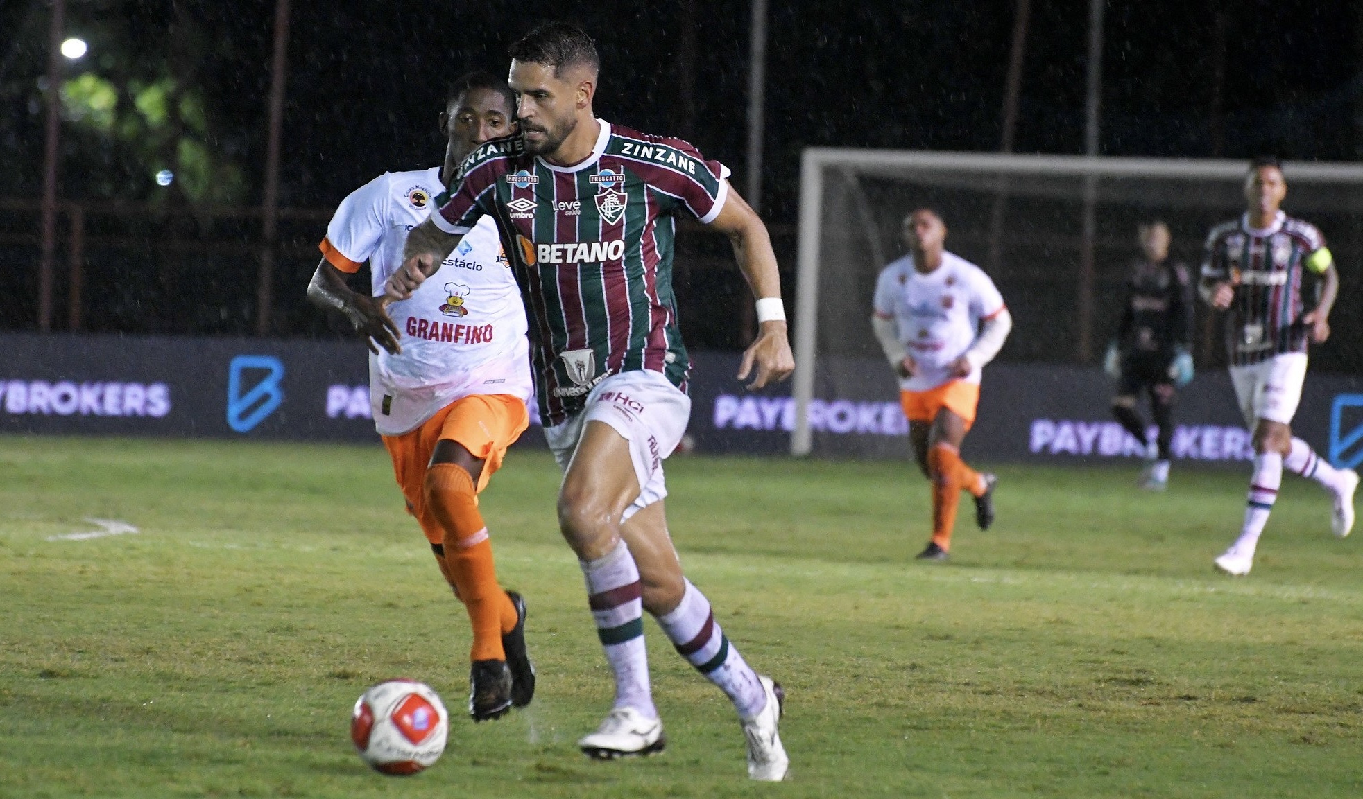 Fluminense goleia o Nova Iguaçu e vira líder do Carioca