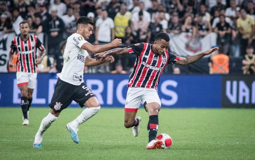 São Paulo vence, quebra tabu e afunda o Corinthians