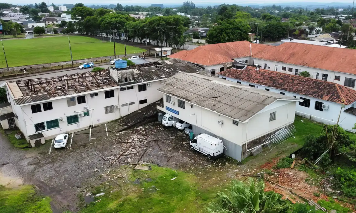 Temporal destelha hospital São Vicente Ferrer, no RS