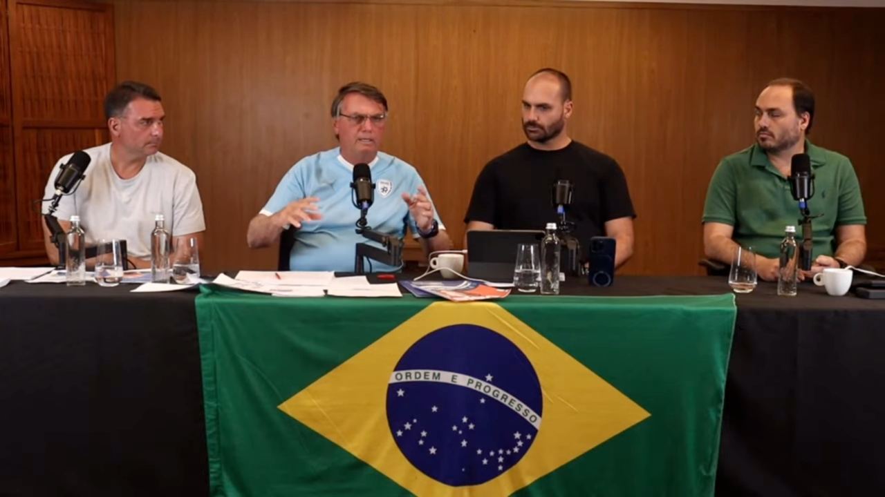 Live de Bolsonaro com filhos alcança mais de 500 mil visualizações