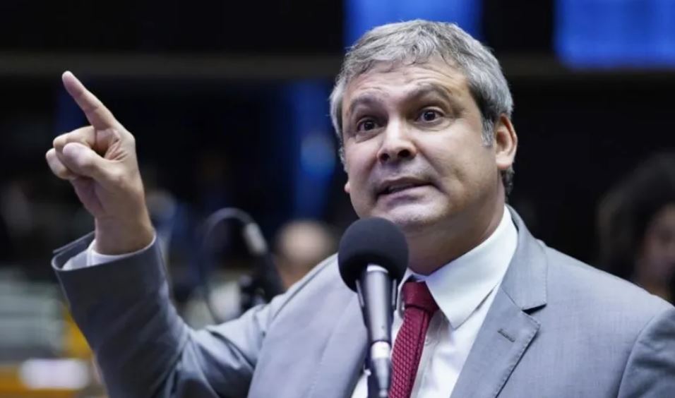 Lindbergh diz que governo adota política dura de austeridade