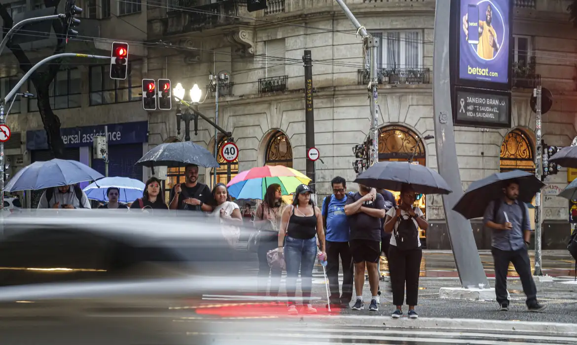 São Paulo e Rio têm alerta vermelho para fortes chuvas e ventos