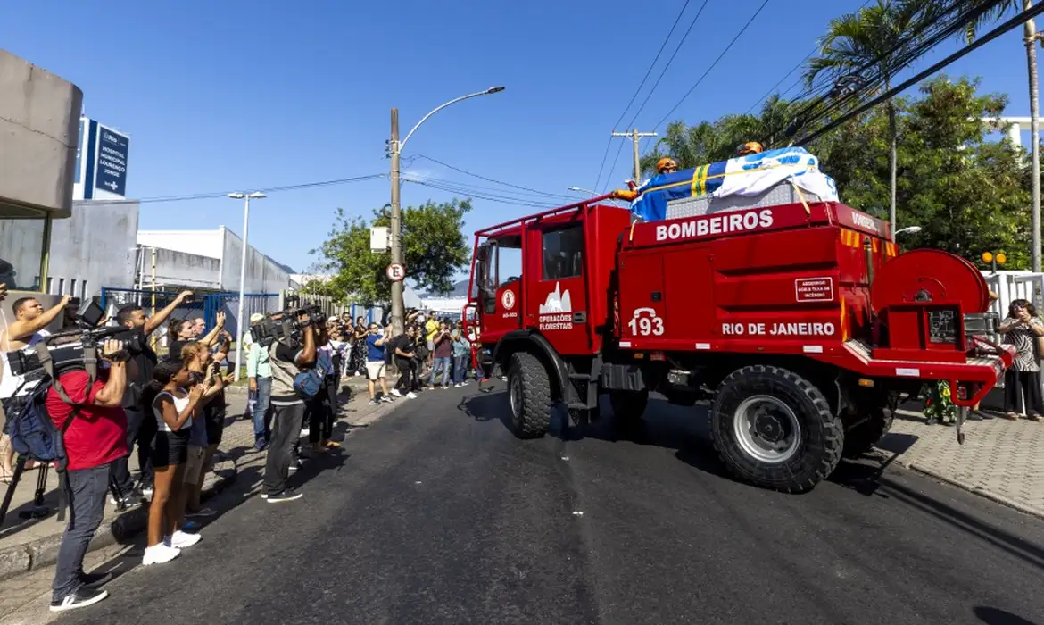 Corpo de Zagallo é sepultado no Rio de Janeiro sob aplausos