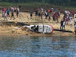 Helicóptero cai em lago de cidade mineira e deixa três feridos