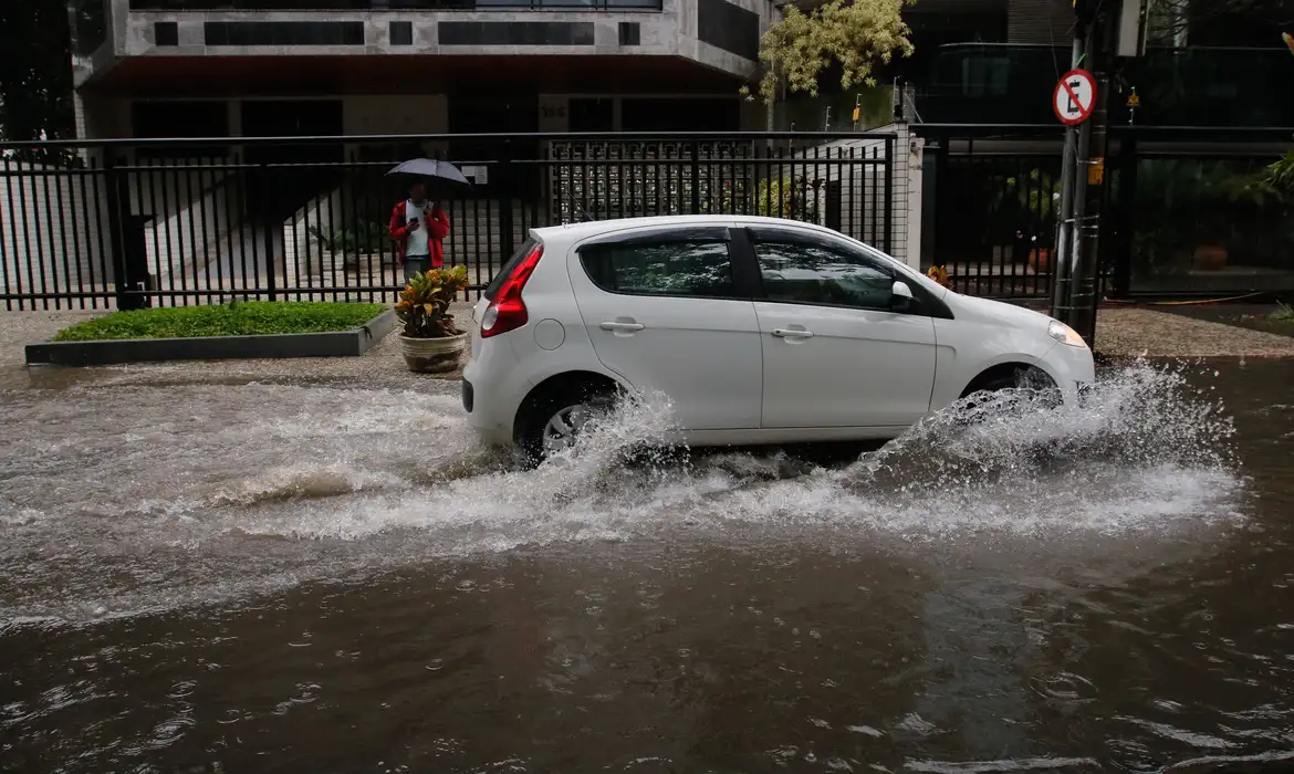 Sobe para três número de mortes durante chuvas no estado do Rio