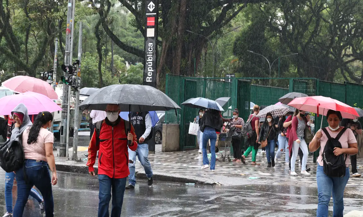 Meteorologia alerta para chuvas intensas em Brasília e em 12 estados