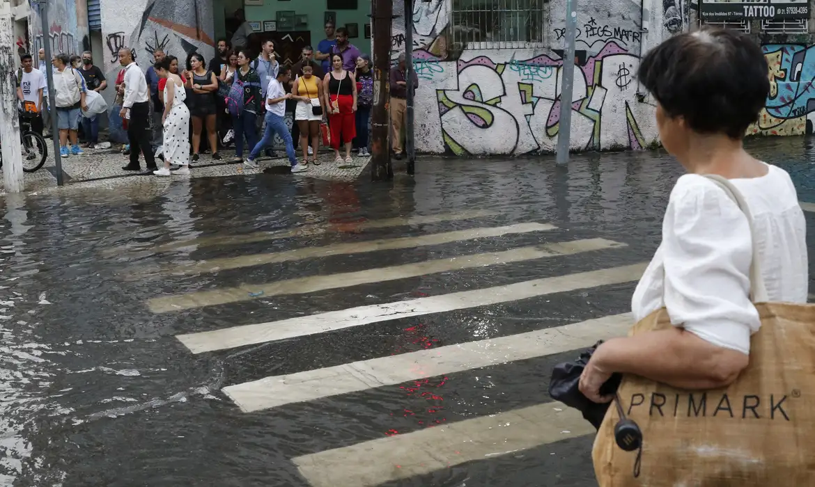 Chuva contínua causa transtornos na cidade do Rio