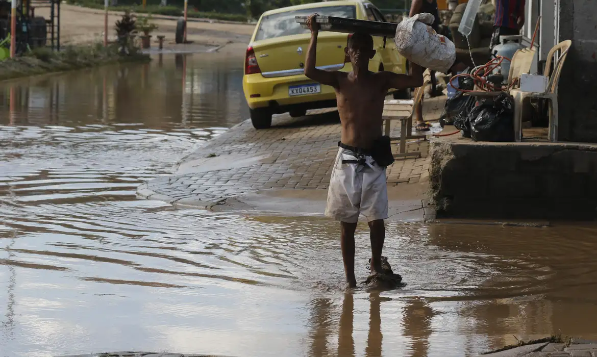 Drenagem inoperante retarda escoamento de águas no Rio