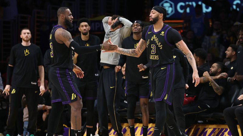 Lakers vencem Raptors com acusações de arbitragem polêmica