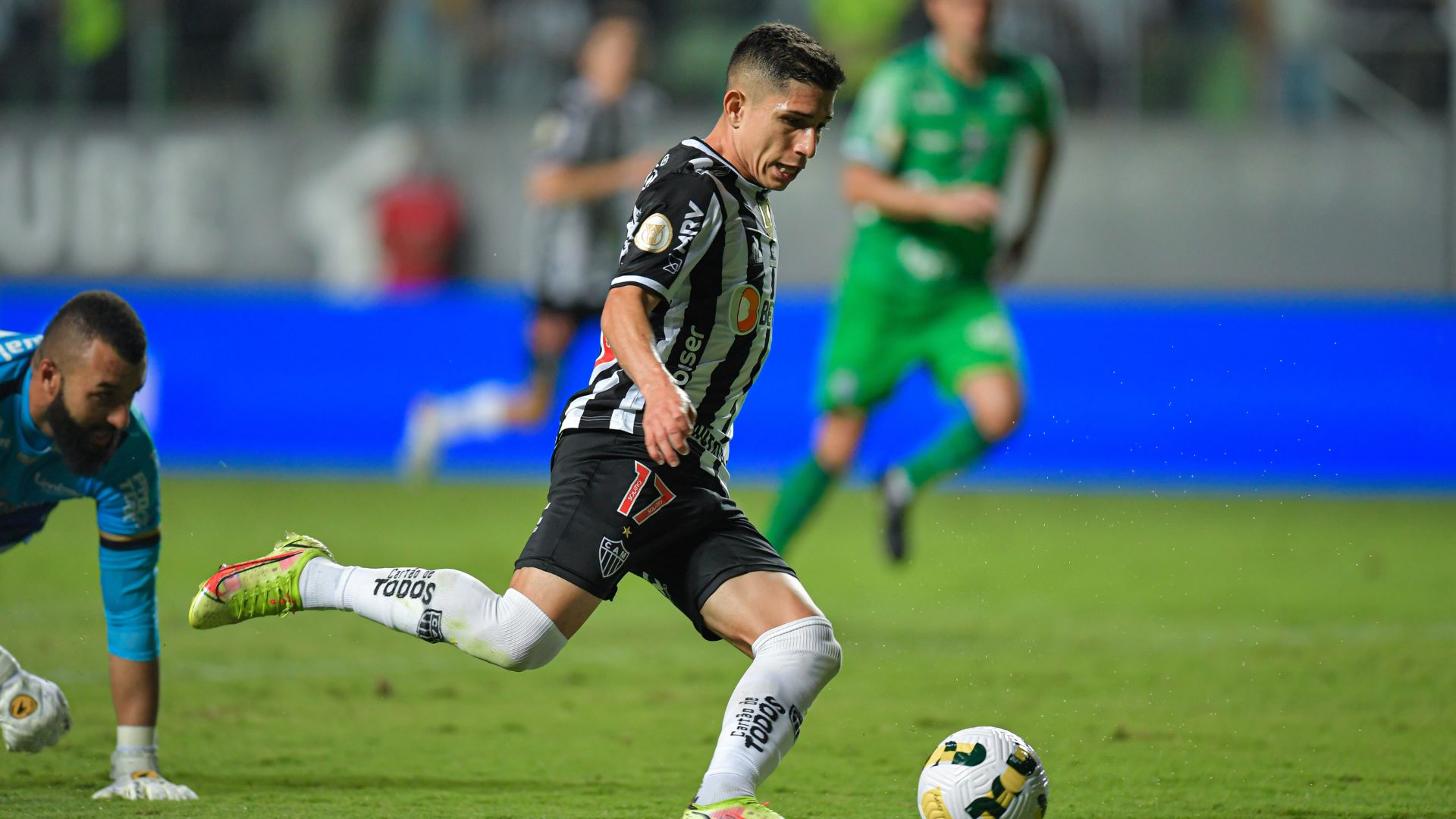 Botafogo anuncia atacante Savarino ex-Atlético-MG