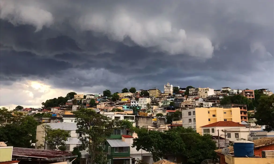 Inmet alerta para tempestades em área situada no RJ, ES e MG