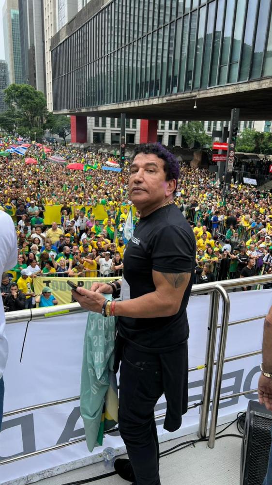 Senador Magno Malta discursa em manifestação na paulista