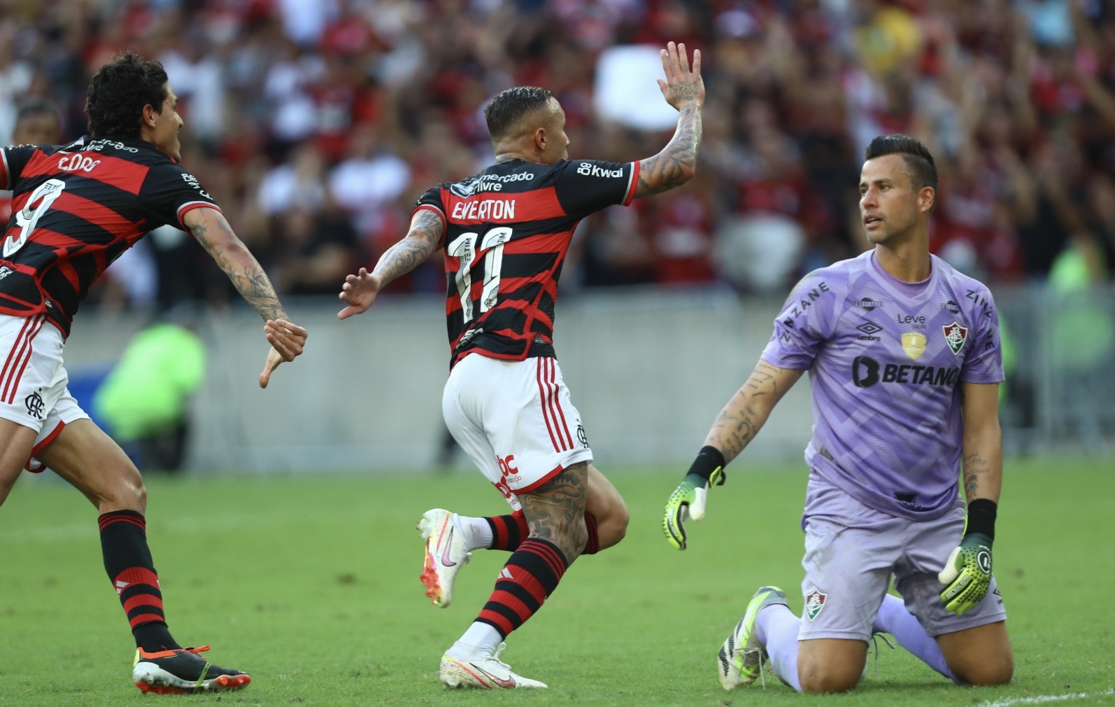 Flamengo vence o Fluminense e segue líder