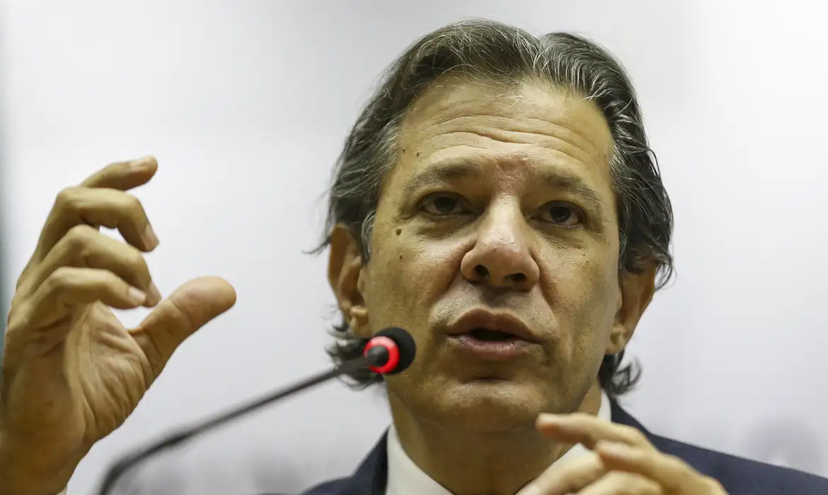 Ministro Haddad testa positivo para covid-19