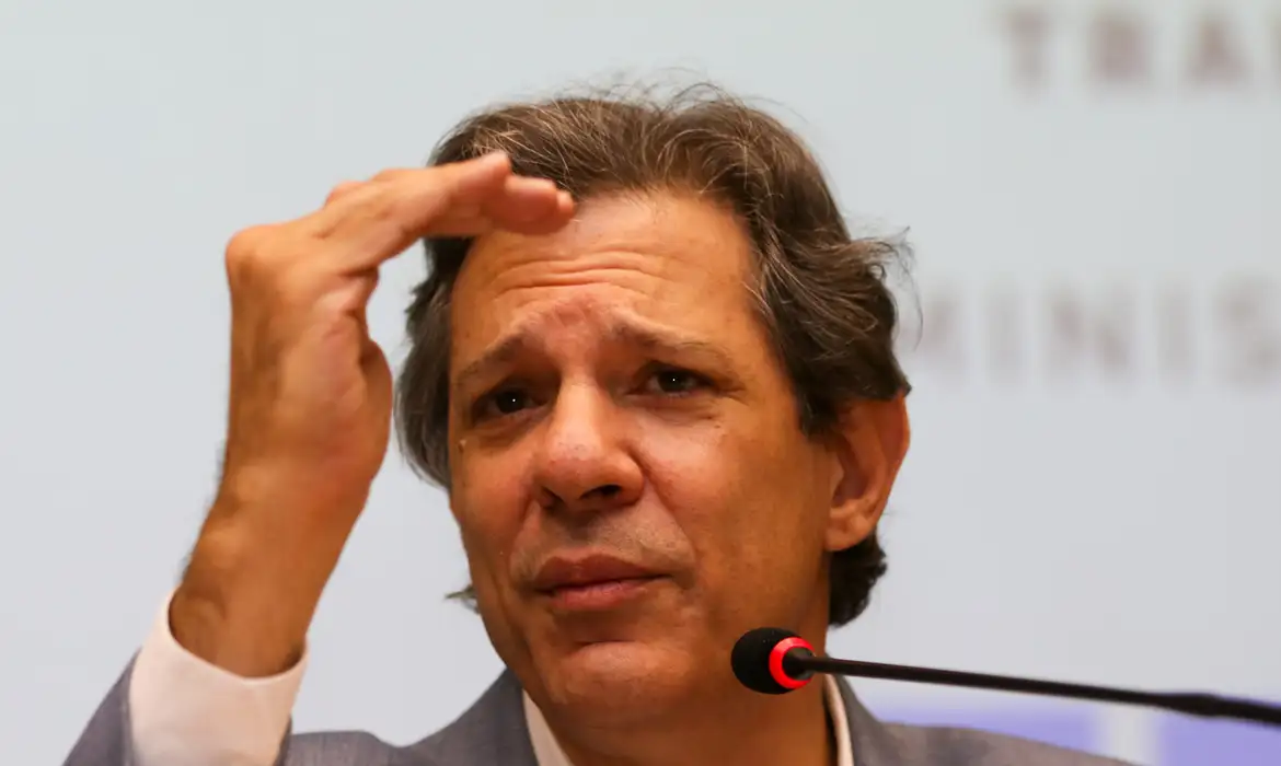 Haddad testa negativo para covid-19 e retoma atividades