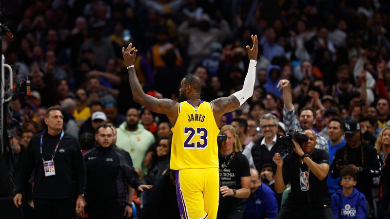 Lakers levam a melhor em clássico com LeBron inspirado