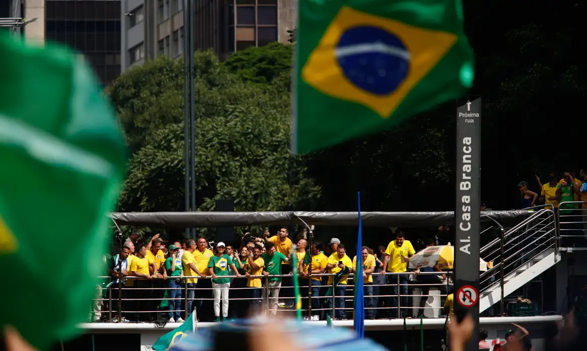 Ato reúne milhares de apoiadores de Bolsonaro em São Paulo