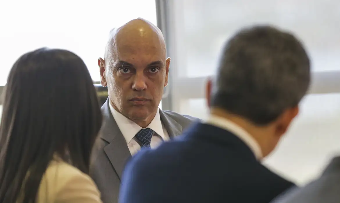 Bolsonaro pede afastamento de Moraes de inquérito