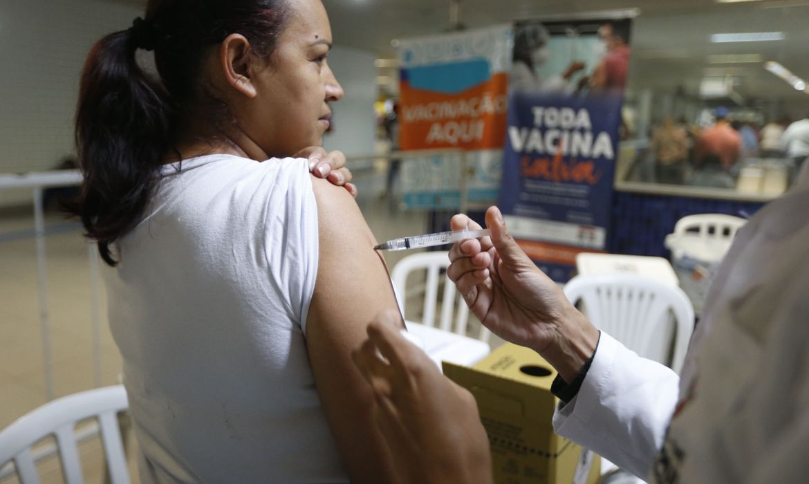 Saúde antecipa vacinação contra gripe; campanha começa em 25 de março