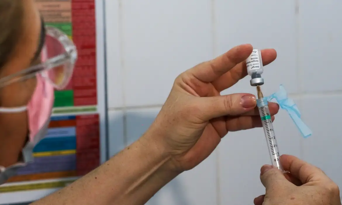 Goiás começa a vacinar adolescentes contra dengue