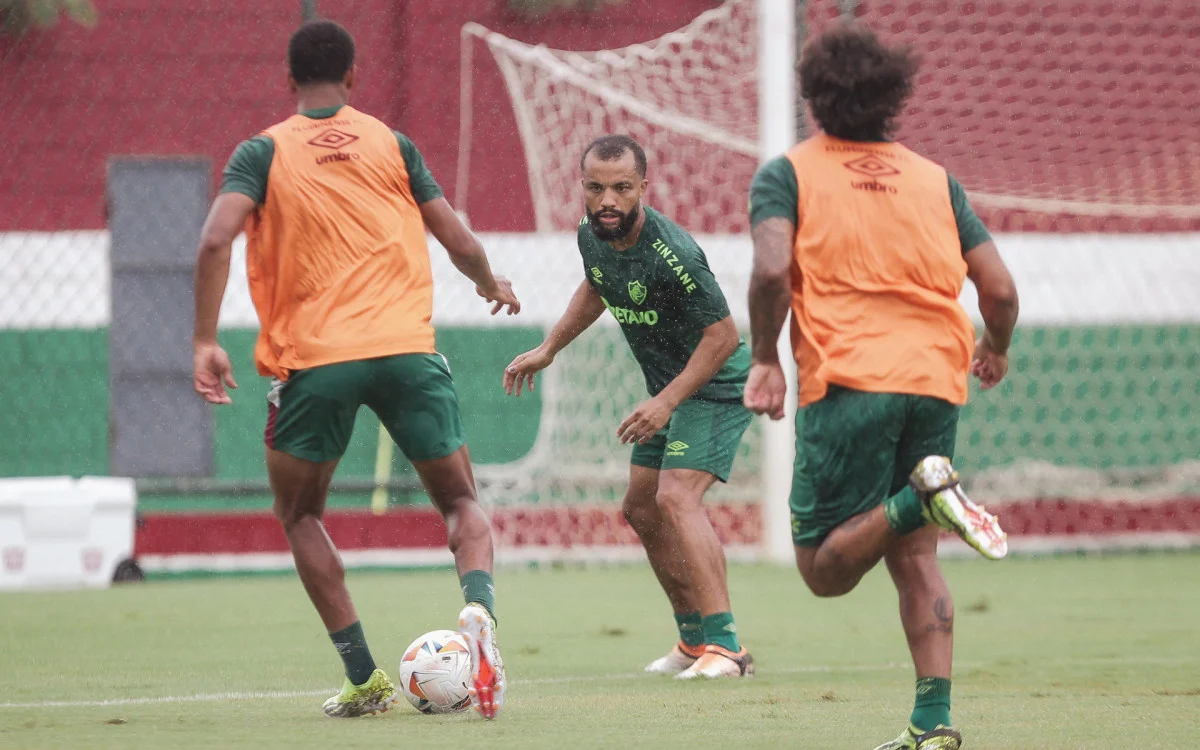 Samuel Xavier volta a treinar com o grupo do Fluminense