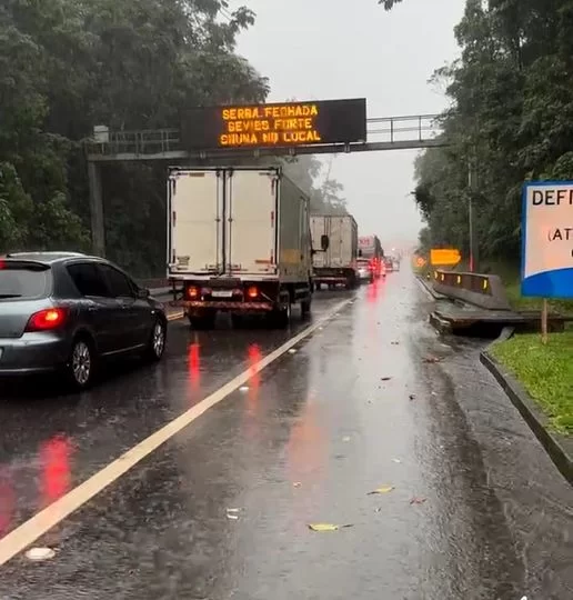 Serra de Petrópolis é interditada devido às fortes chuvas