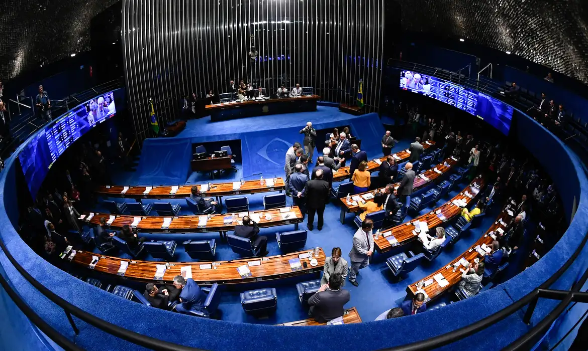 De pai para filho: homens e herdeiros políticos são maioria no Senado